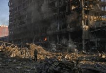 Rușii au deschis focul împotriva ucrainenilor care protestau în Herson. Podul feroviar între Irpin și Kiev a fost detonat